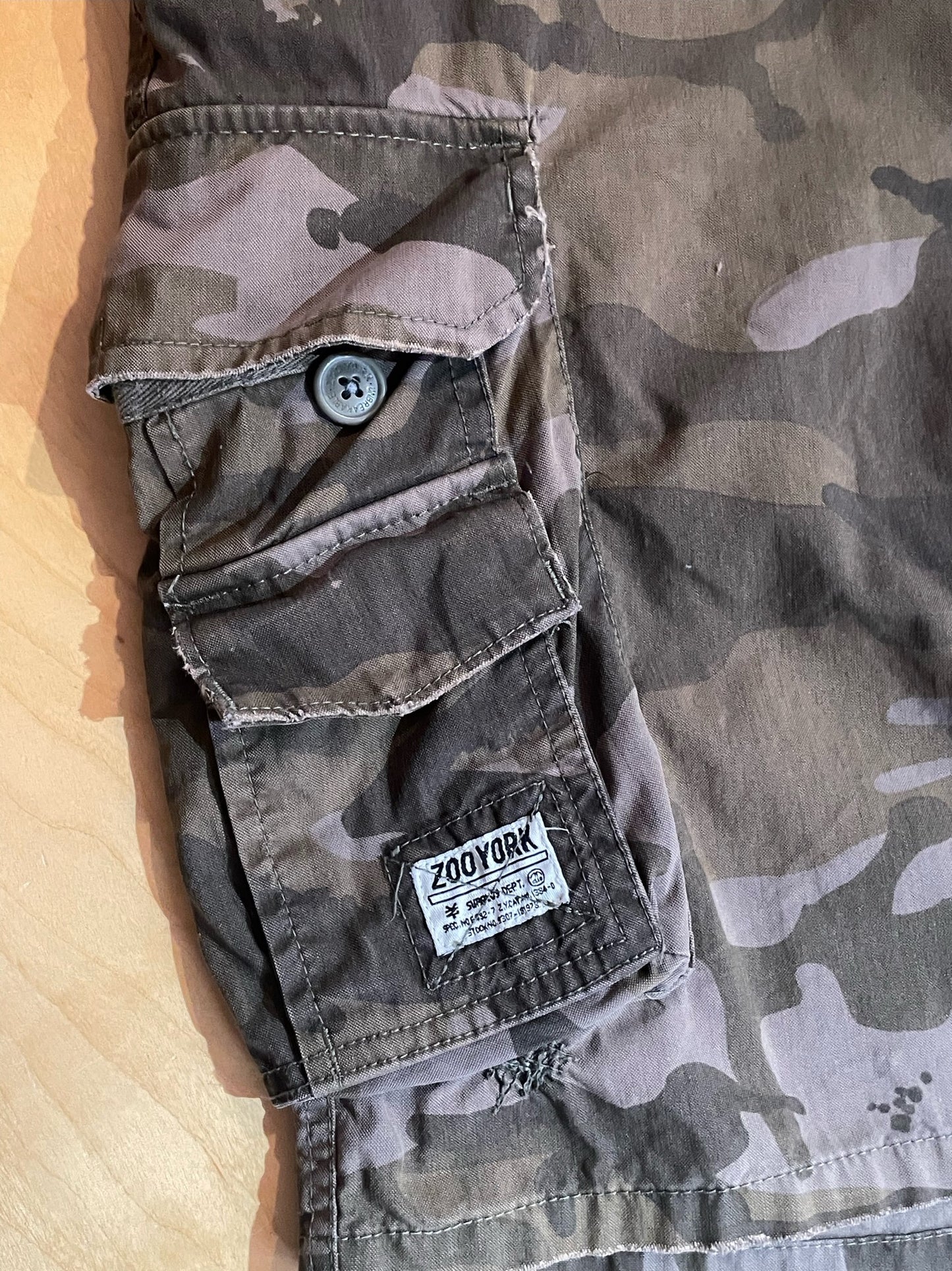 ZOO YORK SKATEBOARD CAMO CARGO SHORTS  SZ: 32