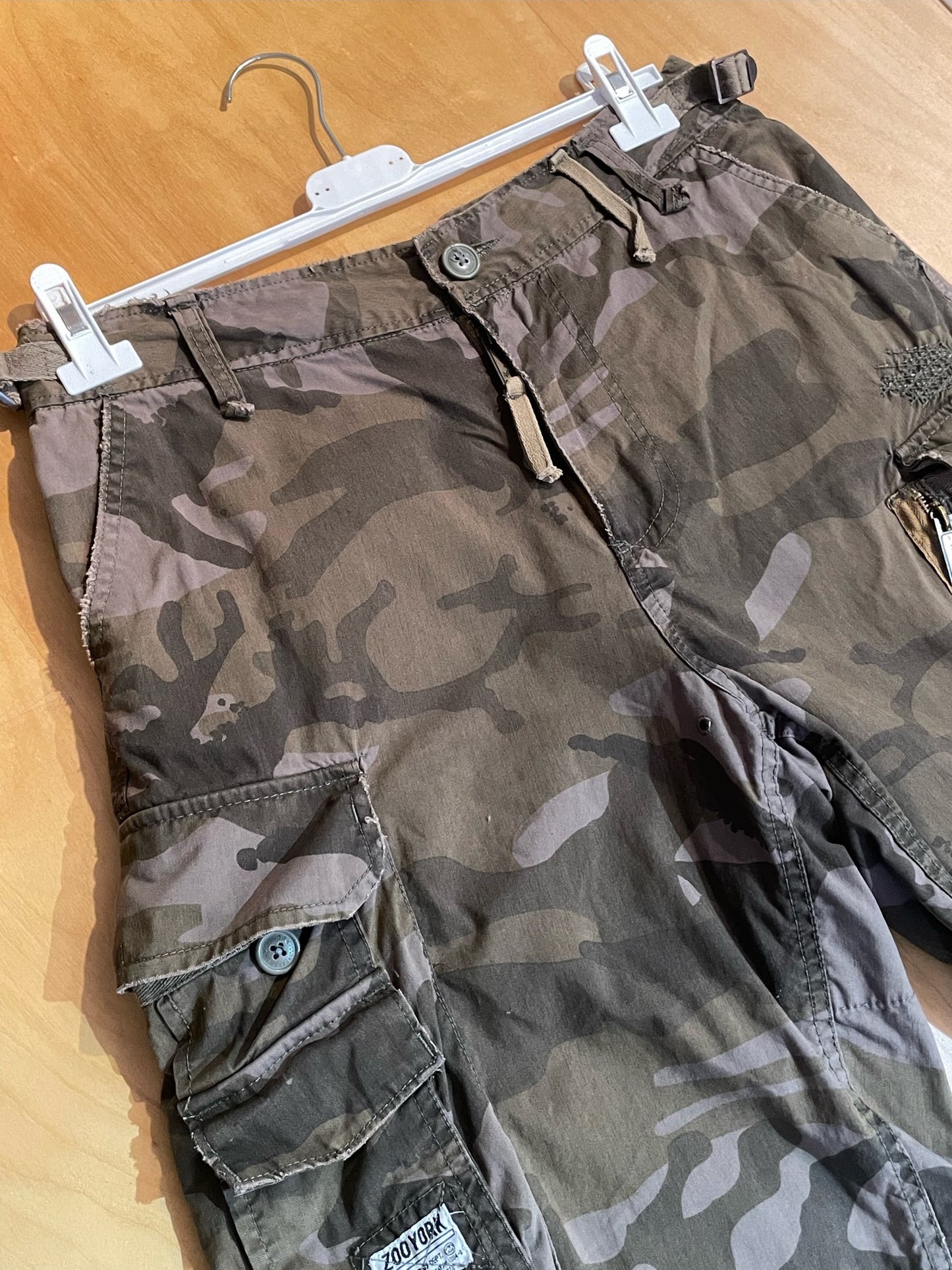 ZOO YORK SKATEBOARD CAMO CARGO SHORTS  SZ: 32