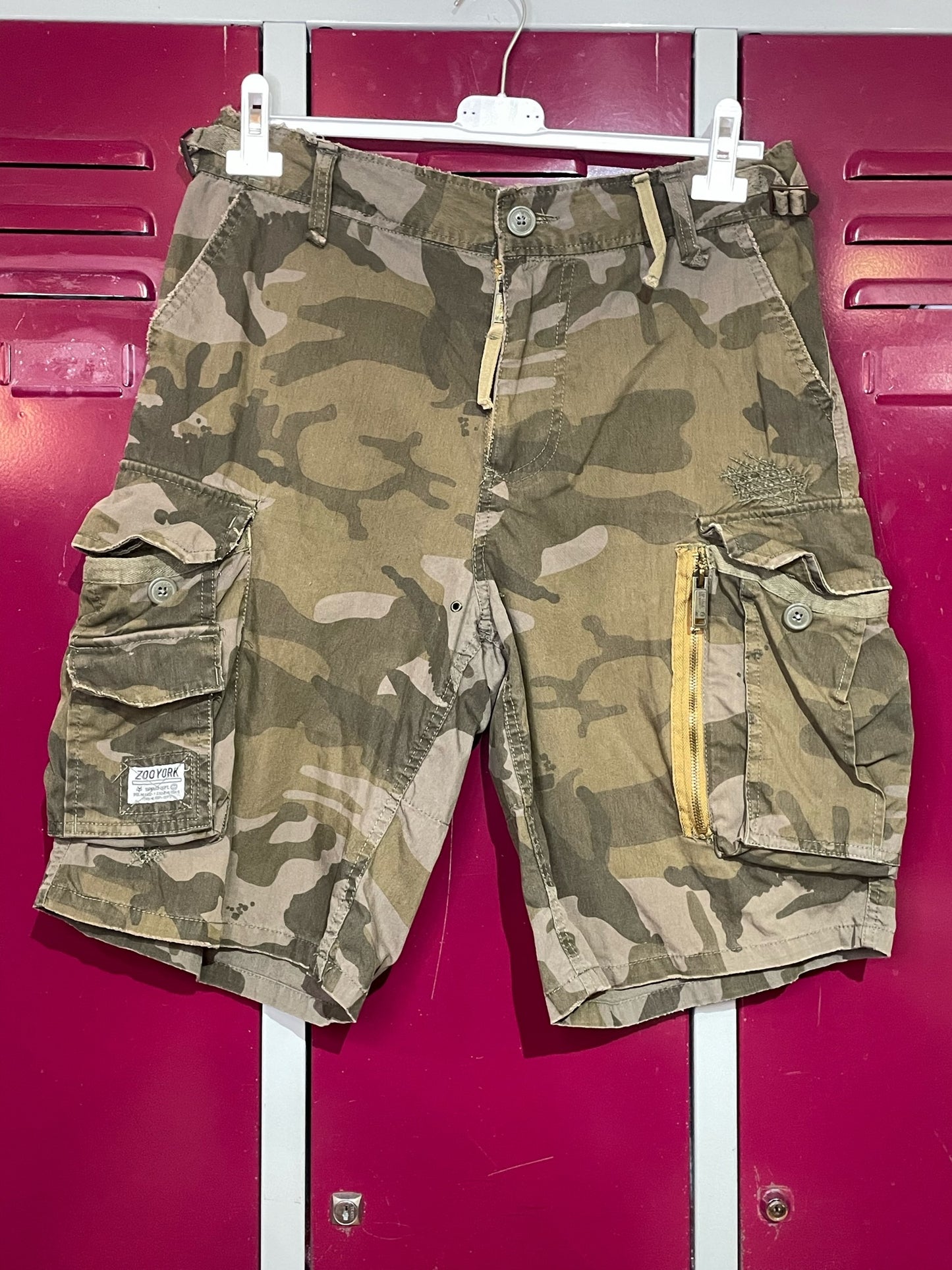 ZOO YORK SKATEBOARD CAMO CARGO SHORTS  SZ: 32