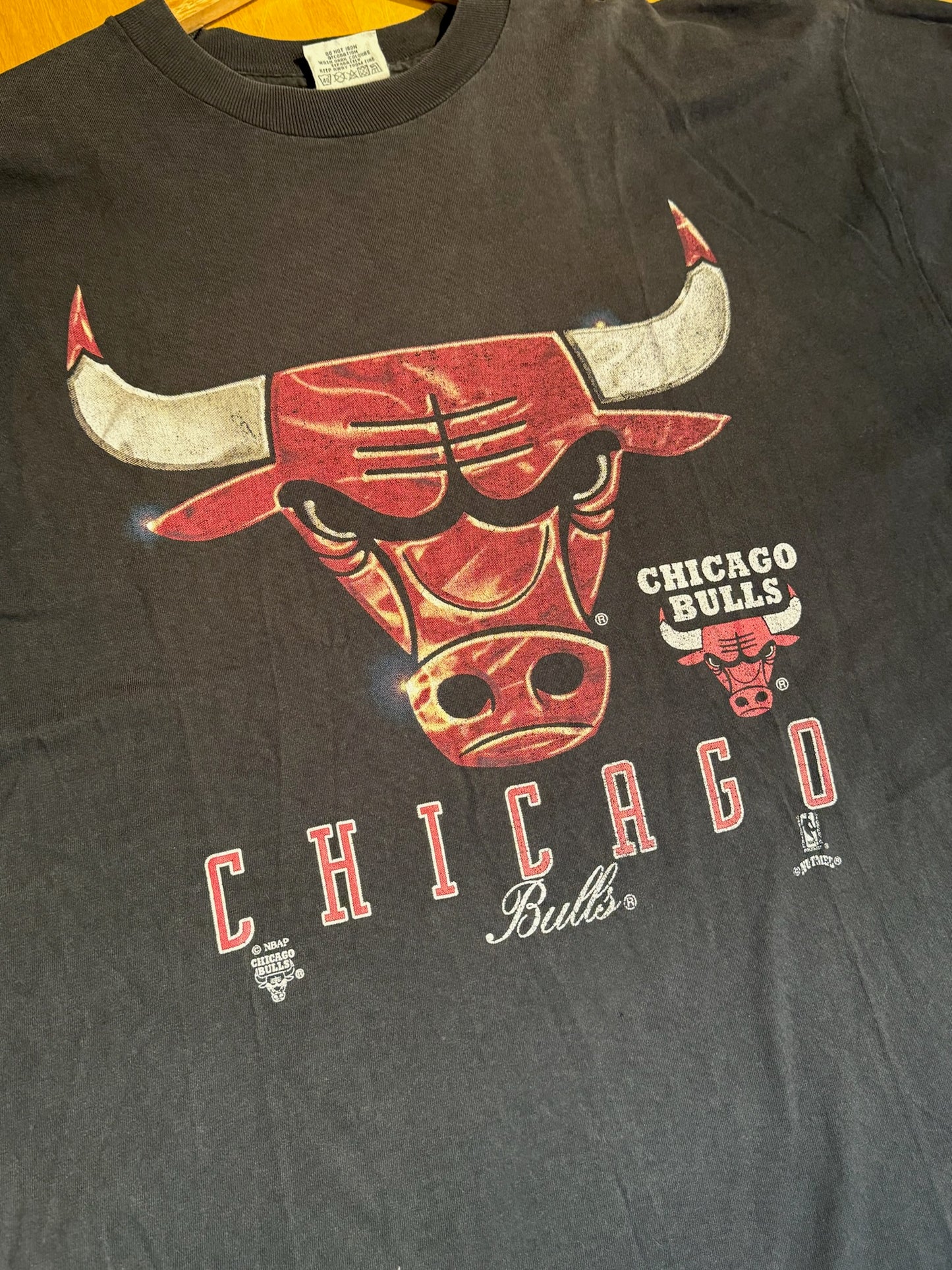 VINTAGE 90s NUTMEG CHICAGO BULLS NBA T-SHIRT   SZ: XL