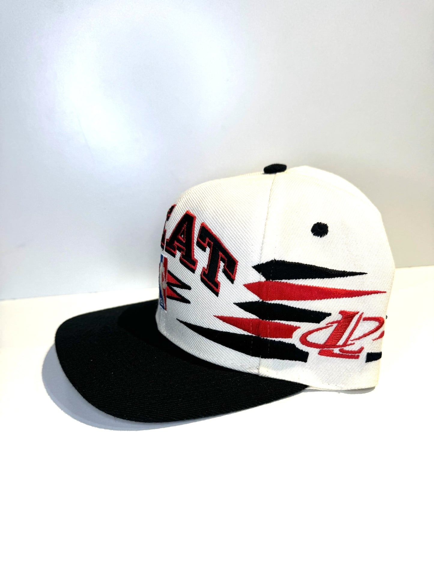 VINTAGE 90s MIAMI HEAT "DIAMOND" LOGO ATHLETIC SNAPBACK CAP HAT