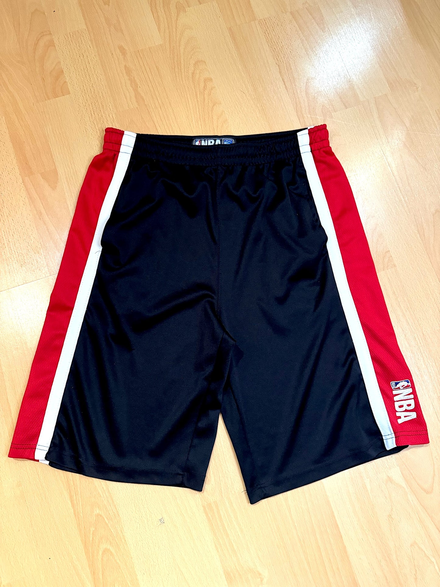 NBA BASKETBALL SHORTS  SZ: L