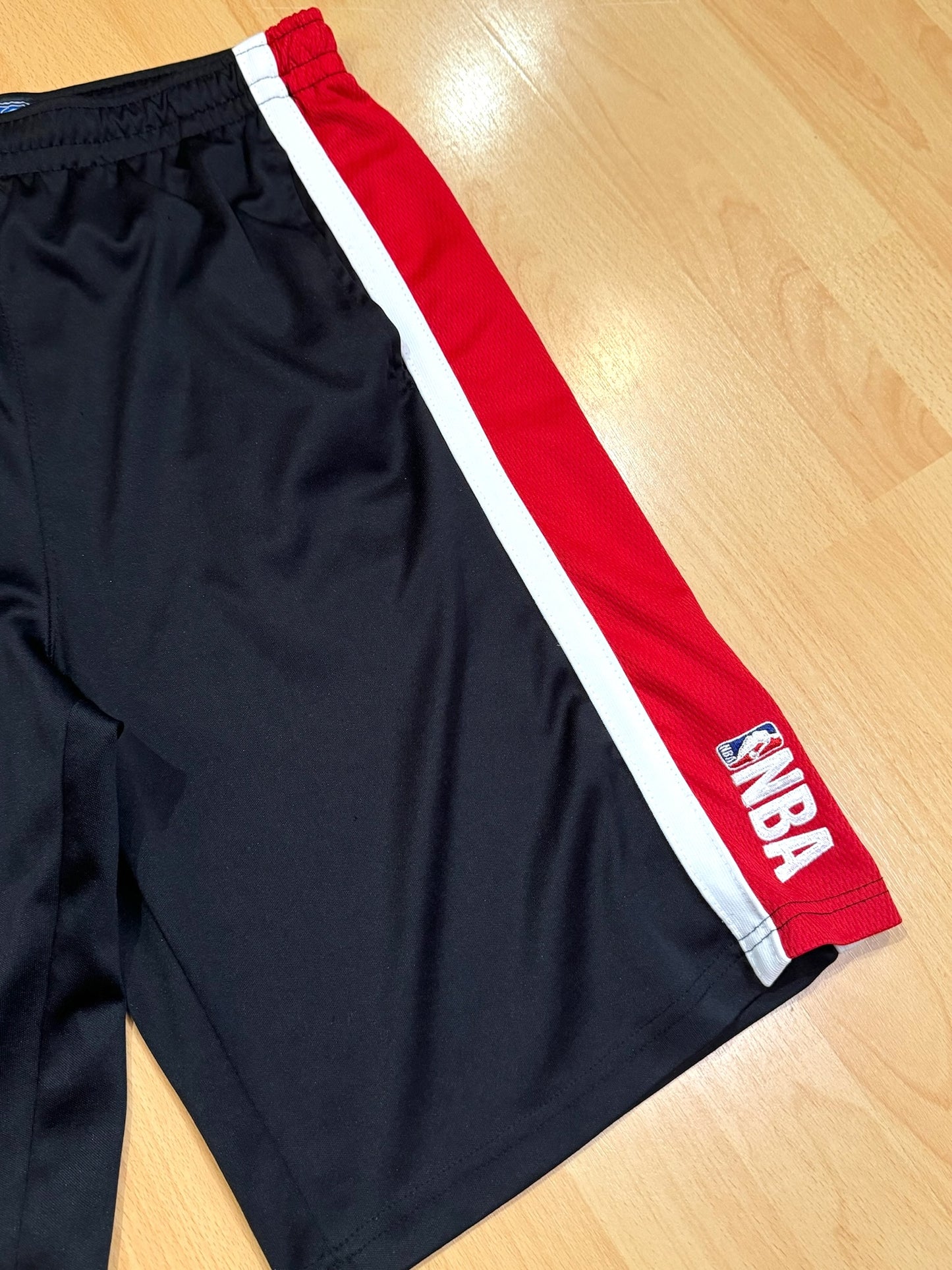 NBA BASKETBALL SHORTS  SZ: L