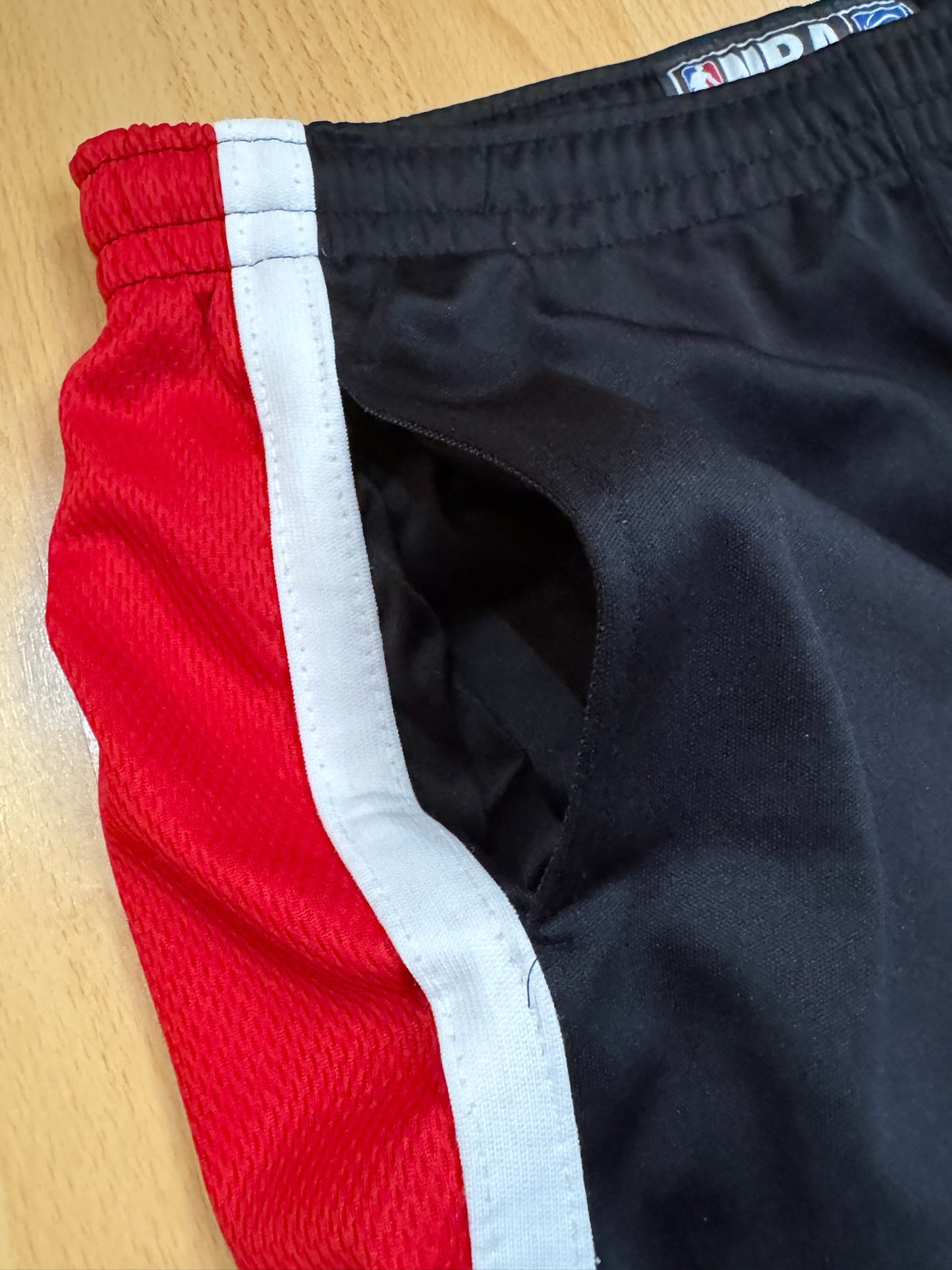 NBA BASKETBALL SHORTS  SZ: L