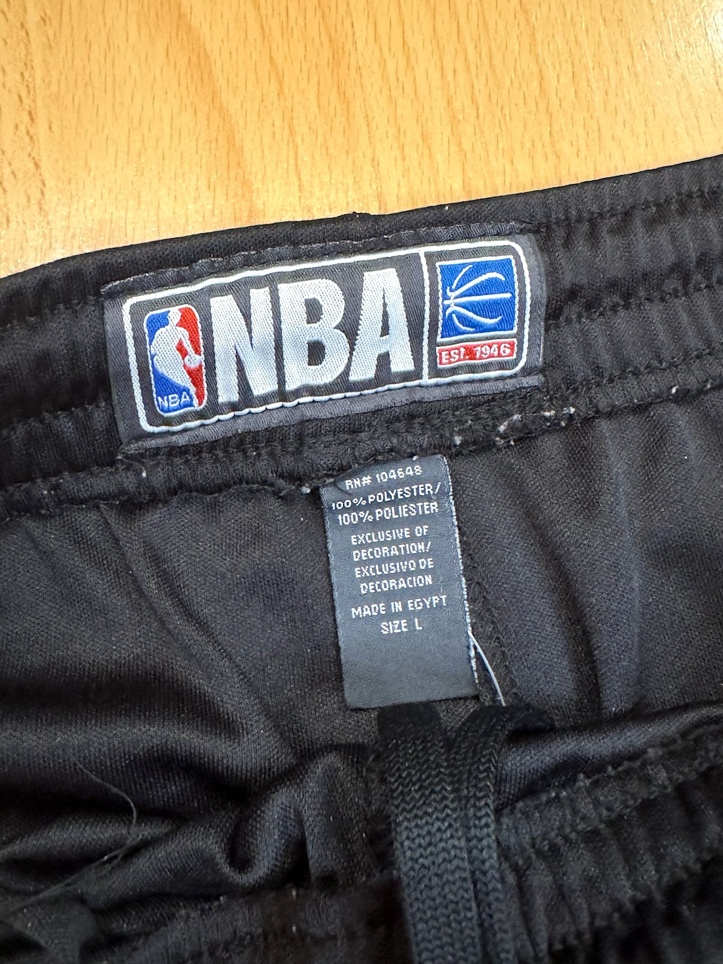 NBA BASKETBALL SHORTS  SZ: L