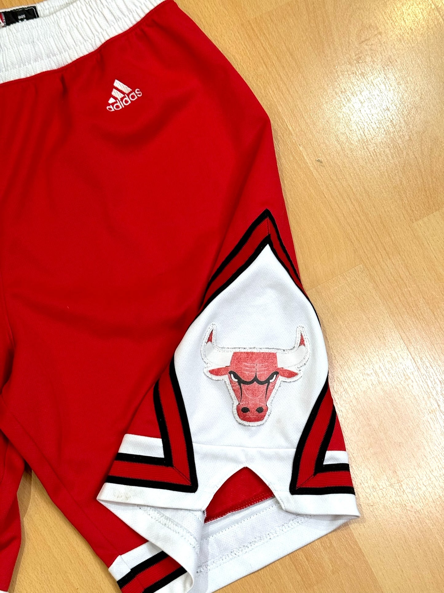 ADIDAS CHICAGO BULLS "RETRO" BASKETBALL SHORTS  SZ: M