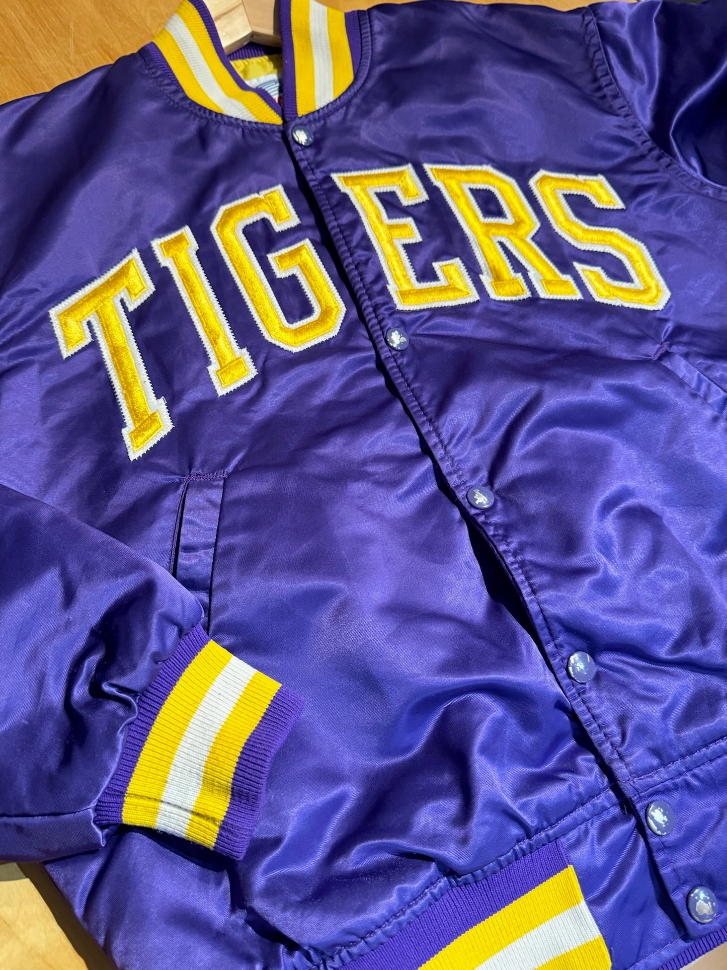 VINTAGE 90s STARTER LSU TIGERS NCAA SATIN JACKET  SZ: M