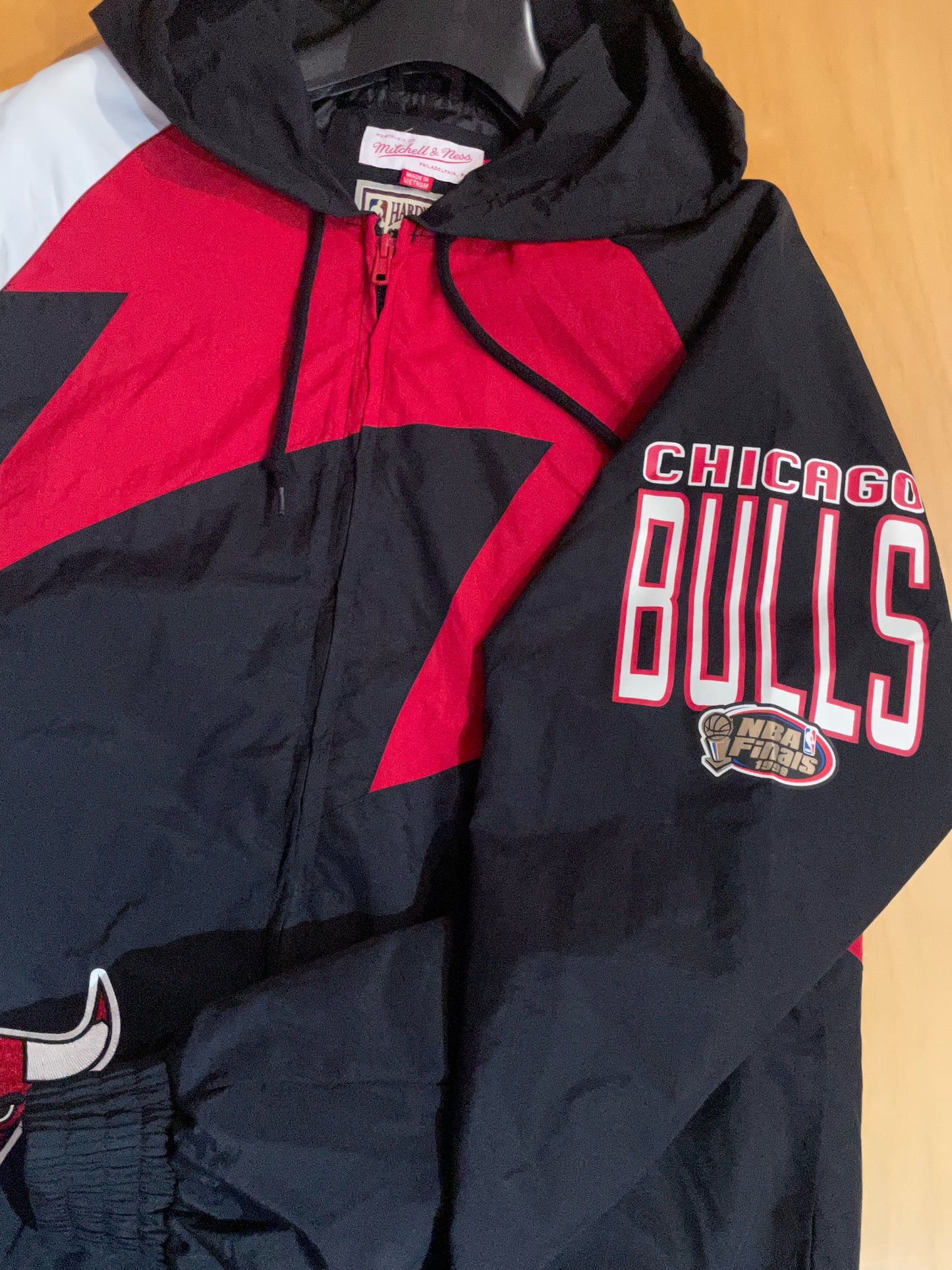 MITCHELL & NESS CHICAGO BULLS WINDBREAKER JACKET SZ: M