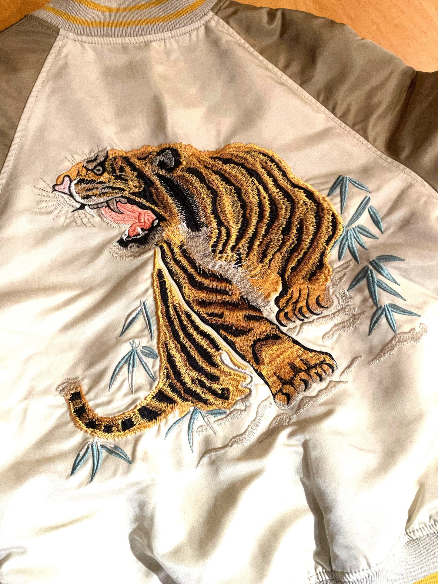 ALPHA INDUSTRIES REVERSIBLE "TIGER" SATIN BOMBER LIMITED EDITION SOUVENIR JACKET  SZ: L