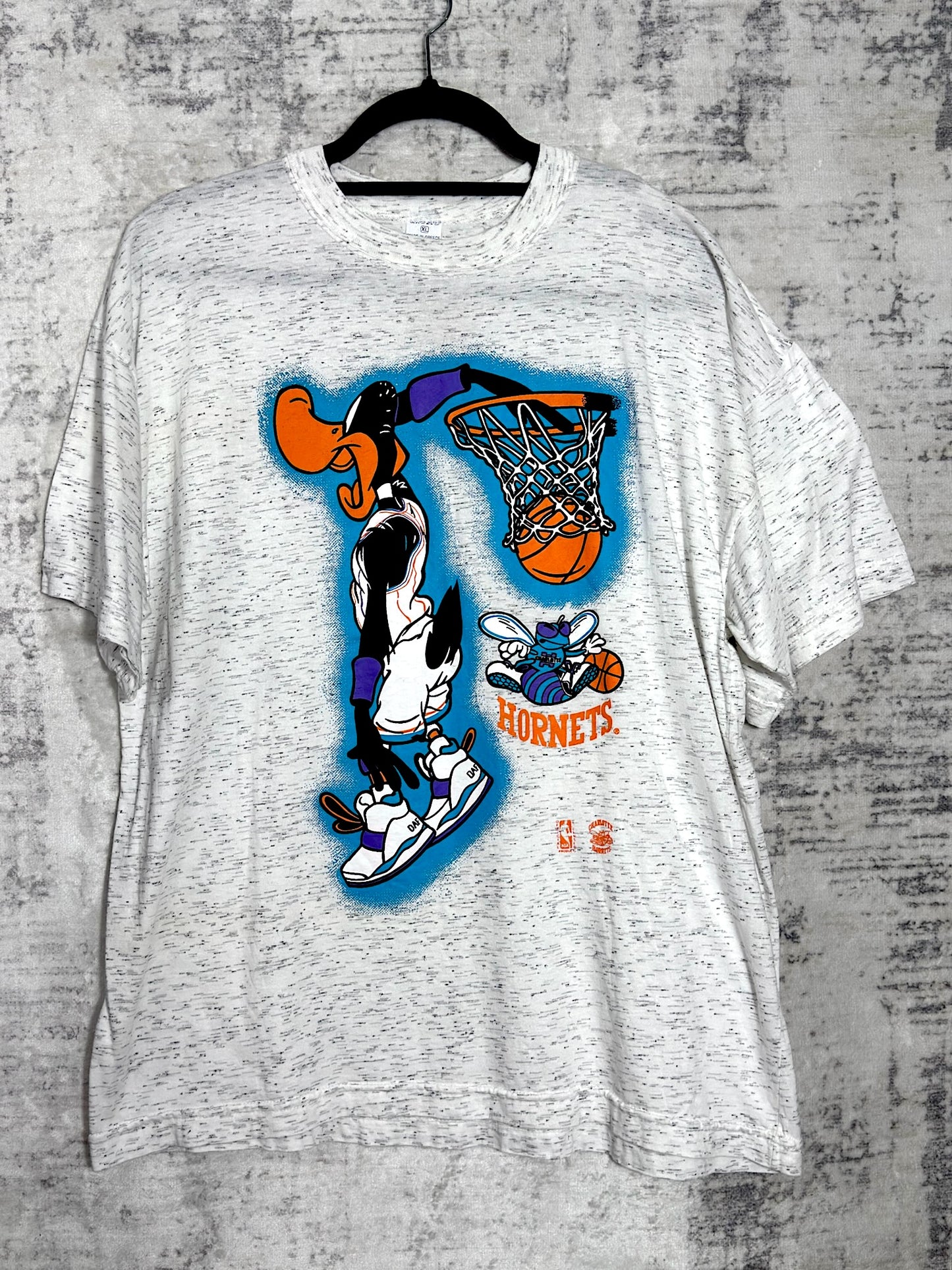 VINTAGE 90s CHARLOTTE HORNETS "DAFFY DUCK" T-SHIRT SZ: XL