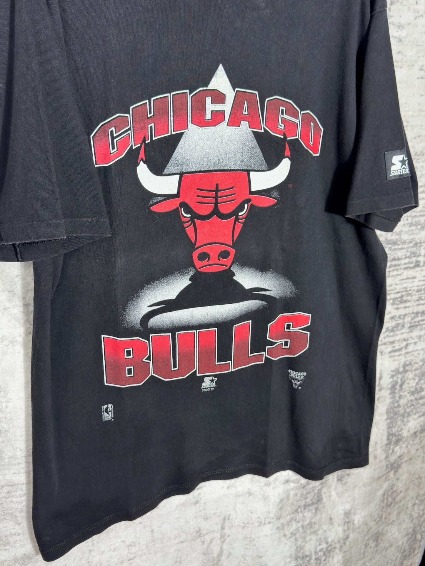 VINTAGE 90s CHICAGO BULLS "UNDER THE SPOTLIGHT" STARTER T-SHIRT SZ: L