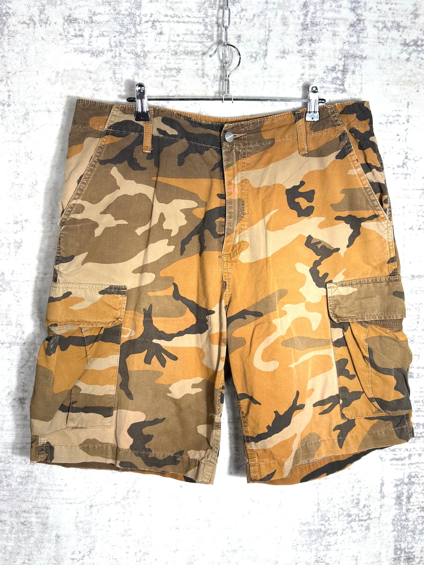 Y2K CARHARTT CAMO CARGO BERMUDA SHORTS  SZ: 33