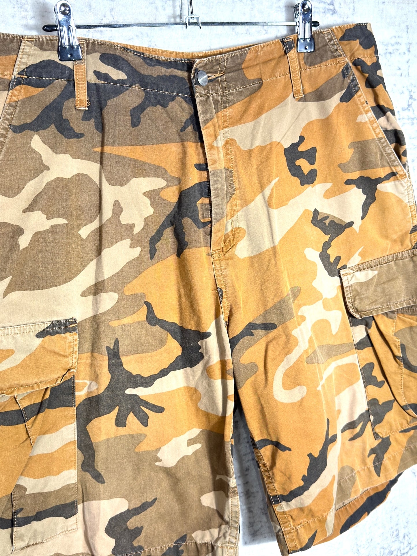 Y2K CARHARTT CAMO CARGO BERMUDA SHORTS  SZ: 33