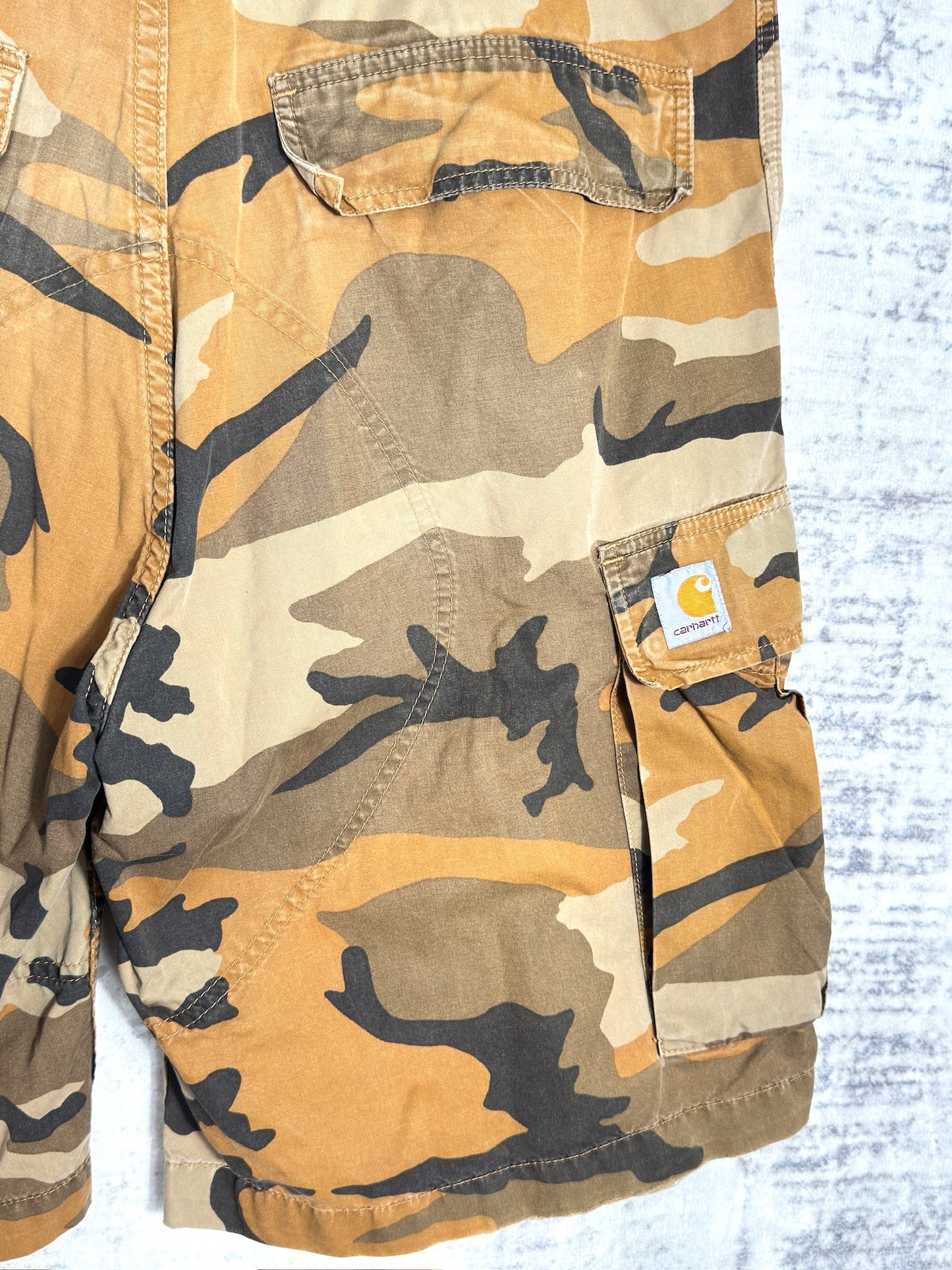 Y2K CARHARTT CAMO CARGO BERMUDA SHORTS  SZ: 33