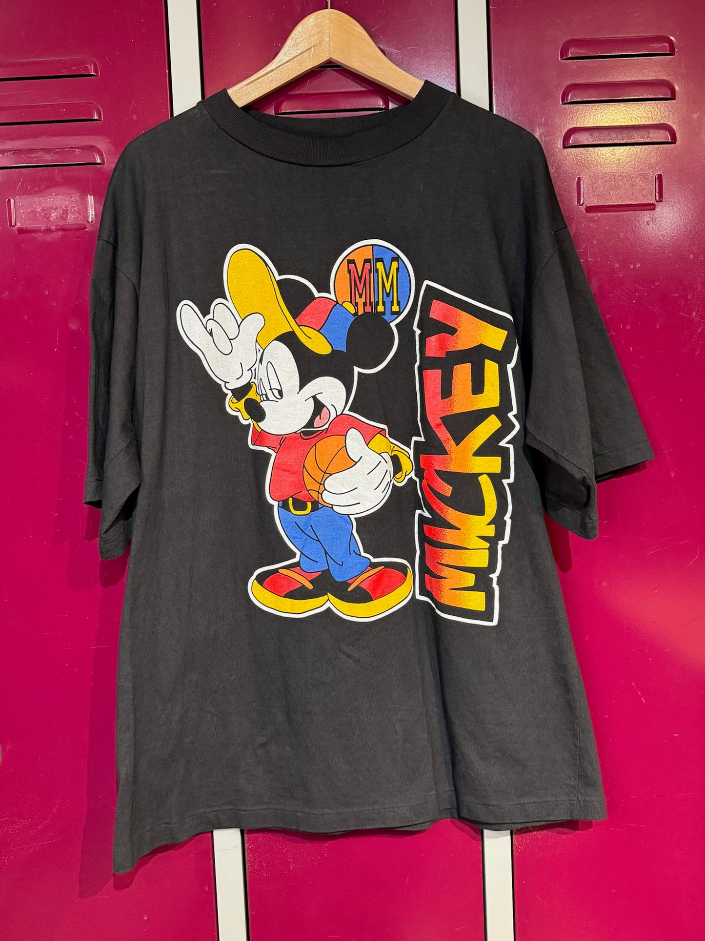 VINTAGE 90s MICKEY MOUSE "BASKETBALL" DISNEY T-SHIRT  SZ: L