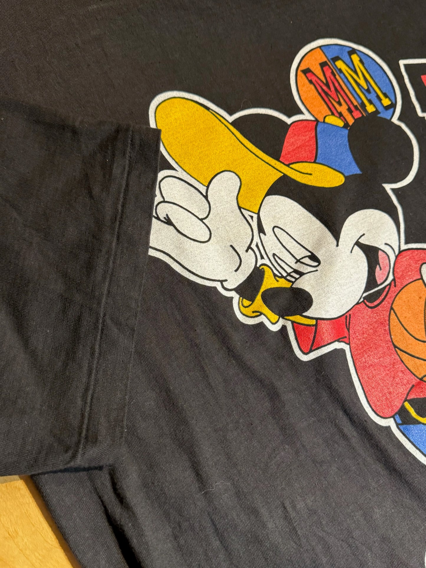 VINTAGE 90s MICKEY MOUSE "BASKETBALL" DISNEY T-SHIRT  SZ: L