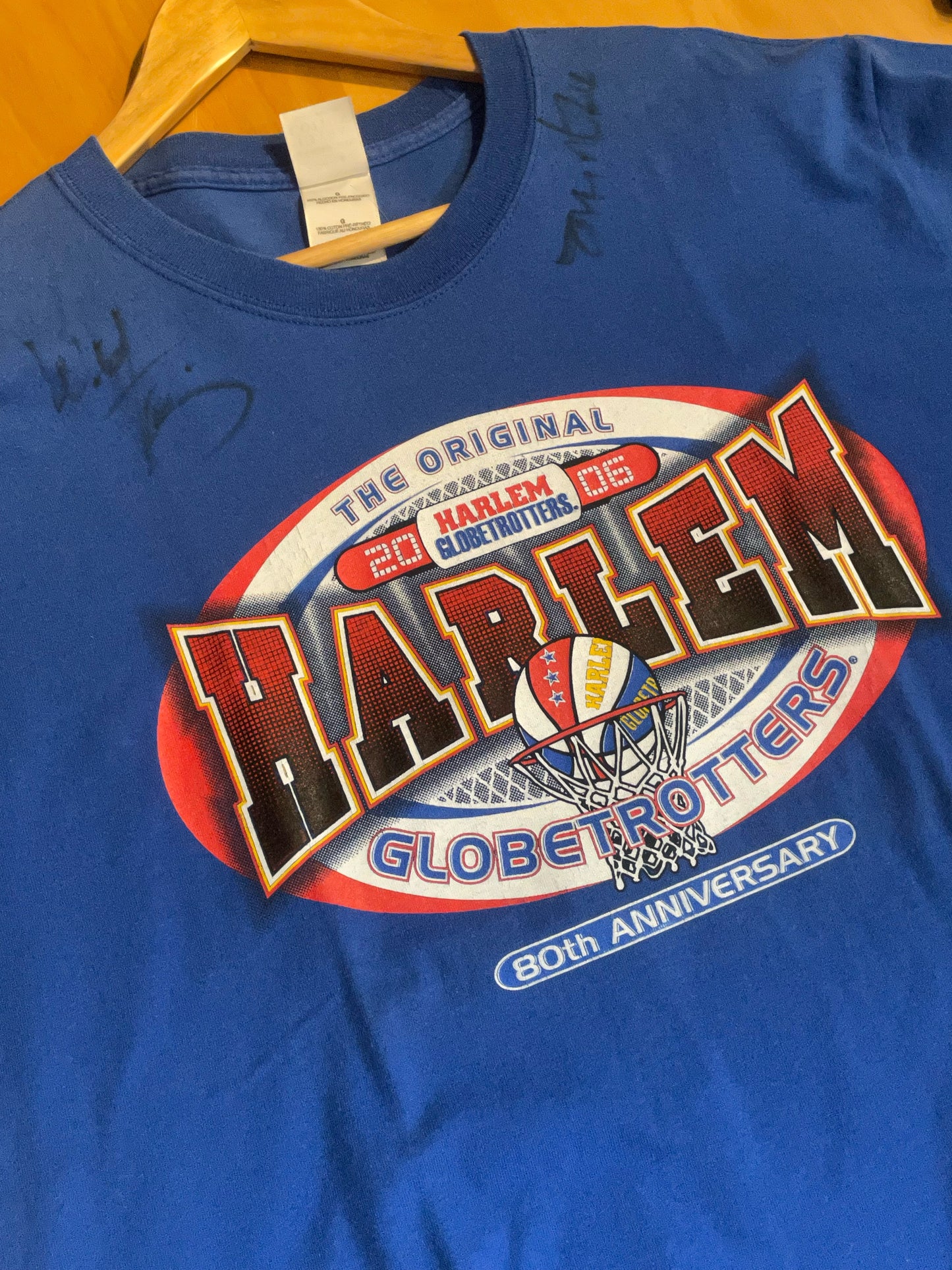 HARLEM GLOBETROTTERS 80TH ANNIVERSARY AUTOGRAPHED BASKETBALL  T-SHIRT  SZ: L