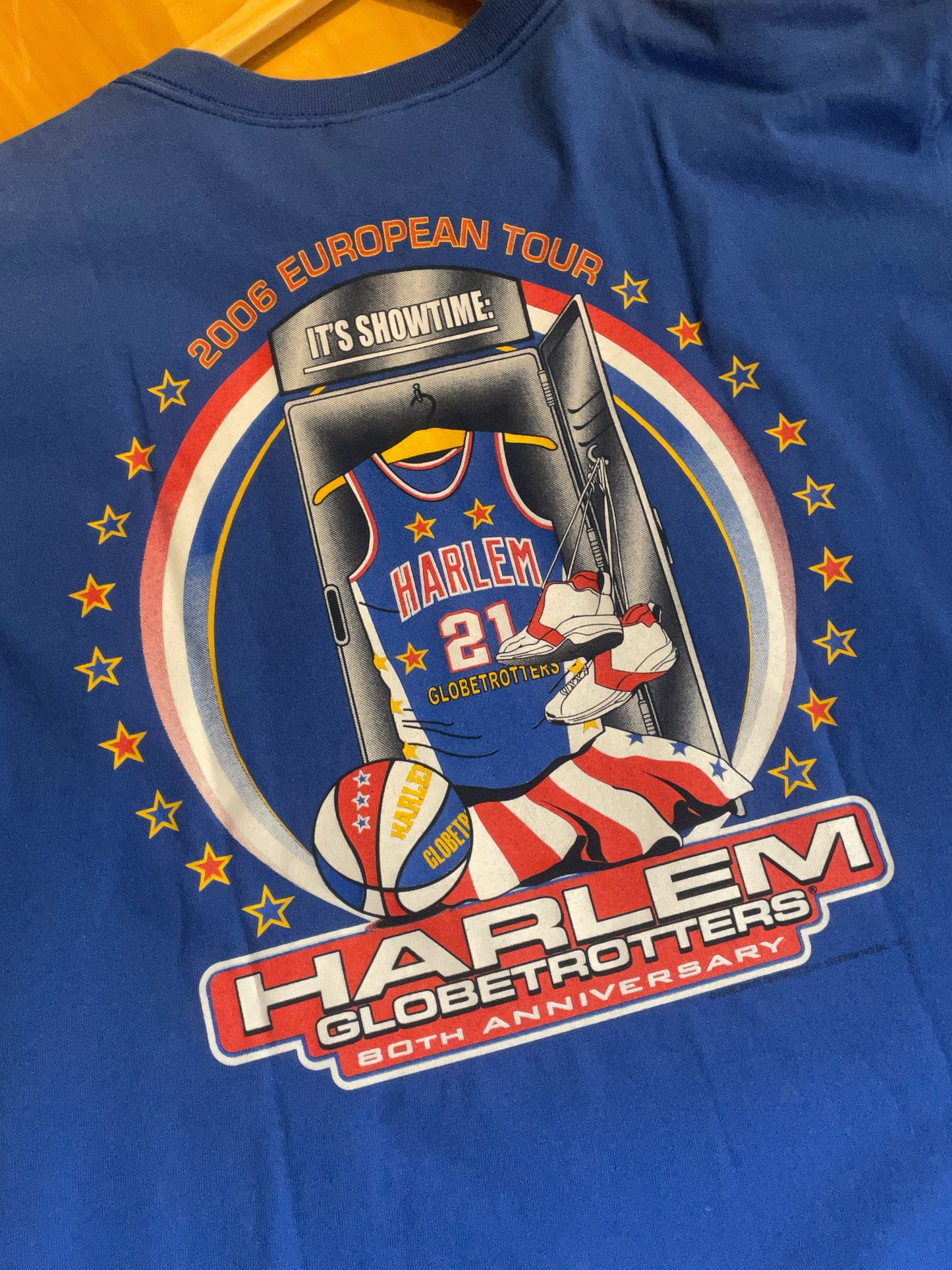 HARLEM GLOBETROTTERS 80TH ANNIVERSARY AUTOGRAPHED BASKETBALL  T-SHIRT  SZ: L