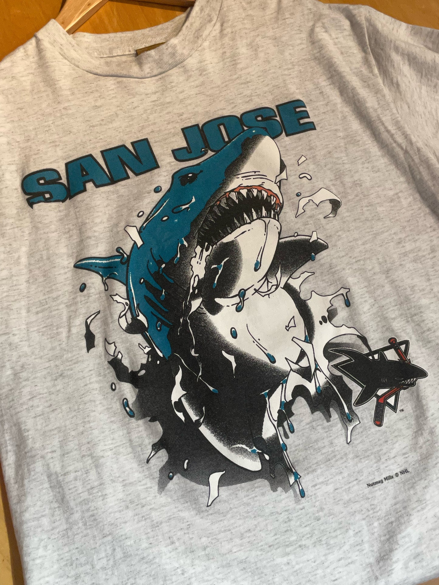 VINTAGE 90S NUTMEG SAN JOSE SHARKS NHL T-SHIRT   SZ: L