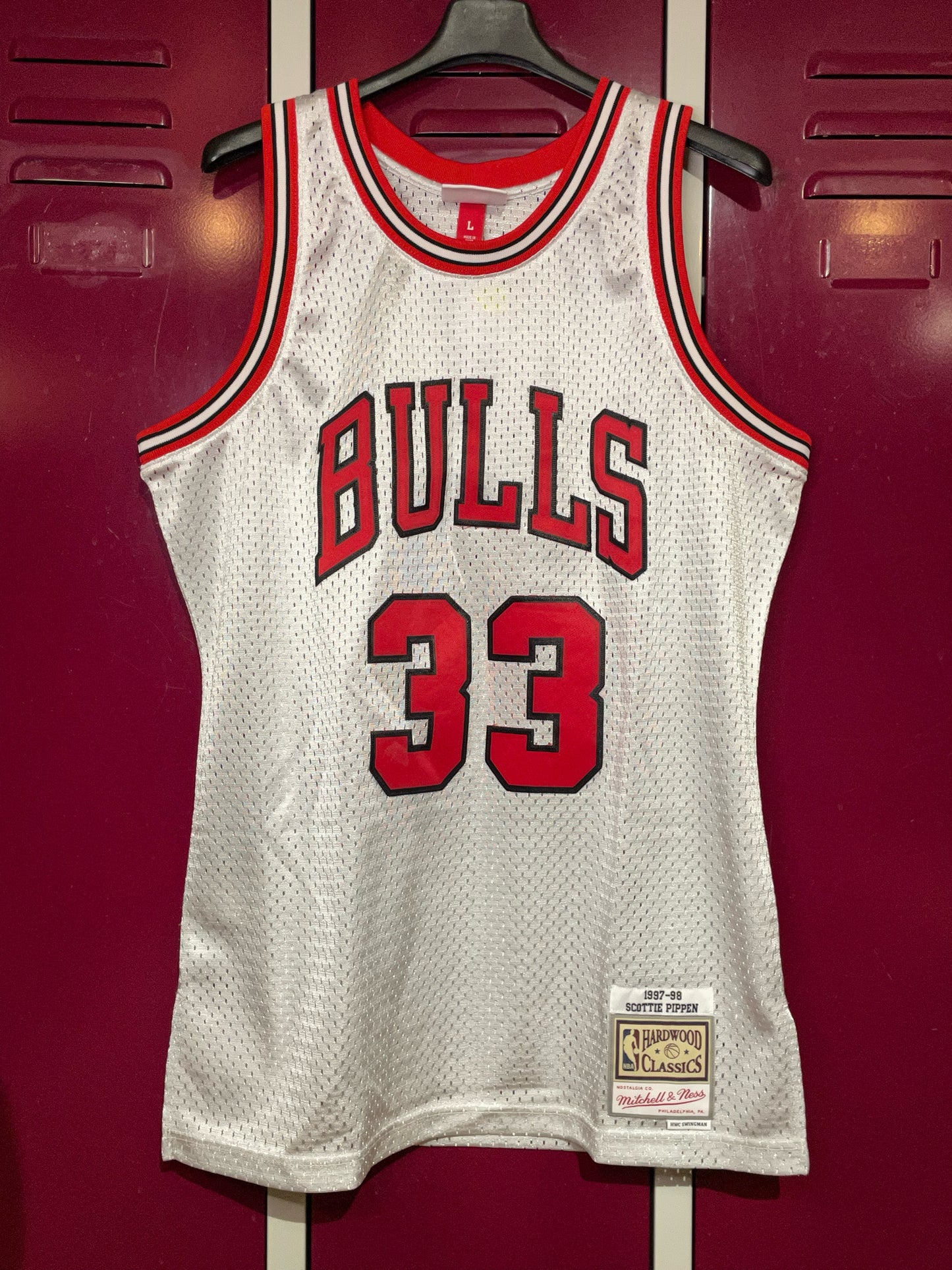 MITCHELL & NESS CHICAGO BULLS SCOTTIE PIPPEN SILVER NBA JERSEY  SZ: L