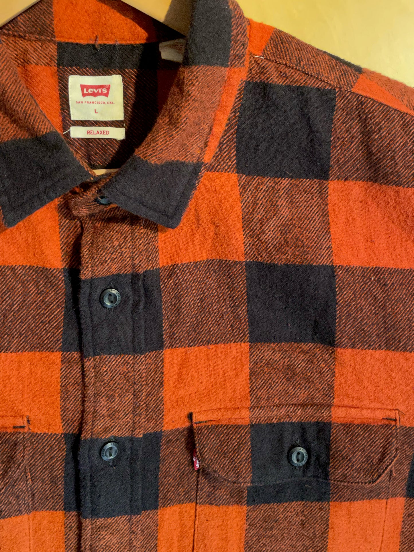 LEVI'S RELAXED FIT FLANNEL CHECKED RED SHIRT  SZ: L